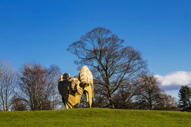 Wakefield, Yorkshire, İngiltere - 24 Kasım 2017: Büyük bronz heykel Caldera (2008) önde gelen heykeltıraş Tony Cragg Yorkshire Heykel Parkı içinde tarafından.