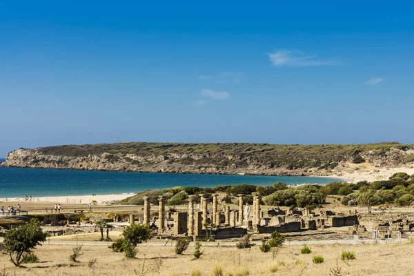 Baelo クラウディアの遺跡と風光明媚な風景はスペインの海岸に古代ローマの町 — ストック写真