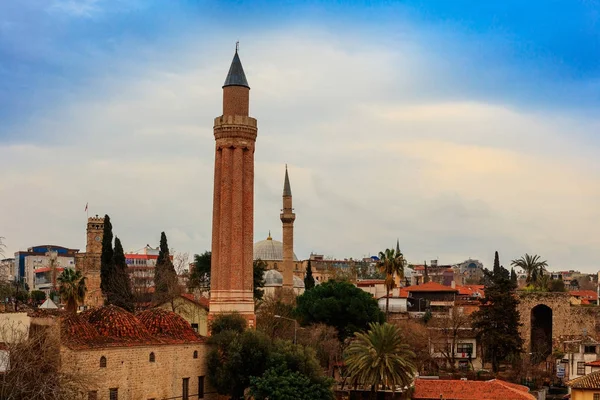 Antalya Törökország 2017 Március Háztetőkön Régi Belvárosban Antalya Yivli Minaret — Stock Fotó