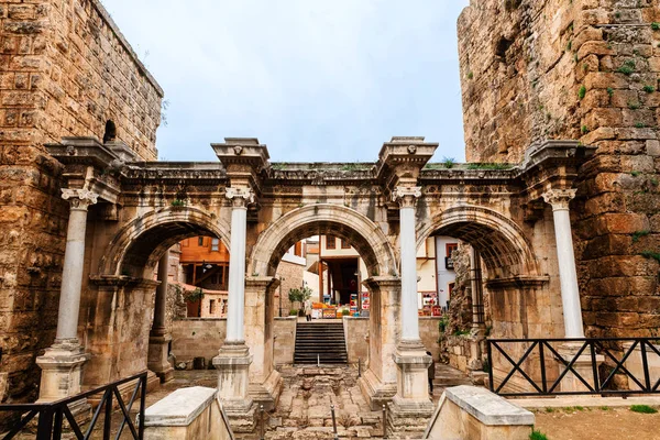 Antalya Turecko Března 2017 Historické Hadriánova Brána Starém Městě Antalya — Stock fotografie