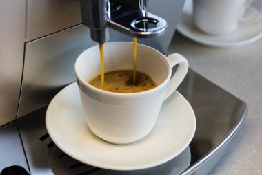 Kahve makinesi Espresso kahve küçük Çin bardağa hazırlanıyor.