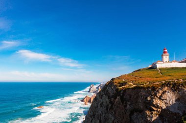 Cabo da Roca, anakara Portekiz en batı kapsamını oluşturan bir pelerin deniz feneri ile doğal peyzaj.