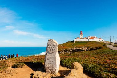 Cascais, Portekiz - 8 Şubat 2018: Doğal peyzaj Rotary Kulübü anıt ve Cabo da Roca, Portekiz deniz feneri ile.