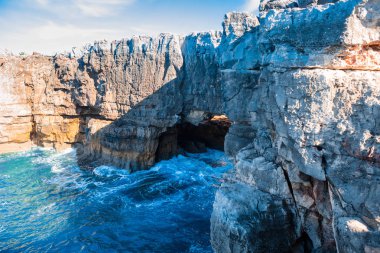 Şeytanlar ağız, Boca do Inferno bir kaya oluşumu Cascais, Portekiz Atlantik dalgalar buluştuğu noktada meydana gelen doğal bir olgudur.