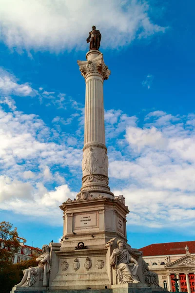 列ペドロ ポルトガル語 Coluna ペドロ 世ポルトガル及びアルガルヴェ リスボン ポルトガルでロシオ広場の中心部に ピーター王の記念碑です — ストック写真