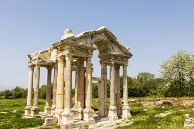 Helenistic kent Aphrodisias Batı Anadolu, Türkiye'de arkeolojik bir yerinde Tetrapylon (anıtsal kapısı).