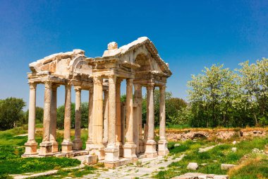 Helenistic kent Aphrodisias Batı Anadolu, Türkiye'de arkeolojik bir yerinde Tetrapylon (anıtsal kapısı).