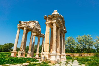 Helenistic kent Aphrodisias Batı Anadolu, Türkiye'de arkeolojik bir yerinde Tetrapylon (anıtsal kapısı).