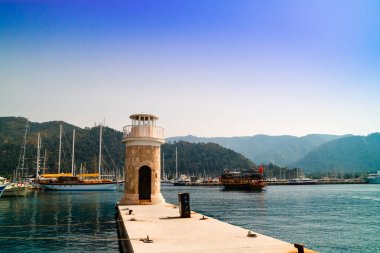 Waterfront Türkiye'de Marmaris'te eski deniz feneri ile. 