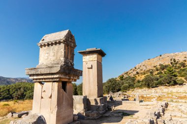 Antalya 'nın Antalya ilindeki antik Lycia kentinde Xanthos' taki (sağda 