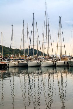 Gocek, Fetiye, Türkiye - 16 Ekim 2019: Gocek 'teki 6 marinadan birine demirlemiş yatlar.