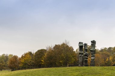 Wakefield, Yorkshire, Uk - 6 Kasım 2019: Yüksek Sebepli Peyzaj No. 1 (Glenkiln Cross): No 2; No 7 bronz heykel Yorkshire Heykel Parkında Henry Moore tarafından.