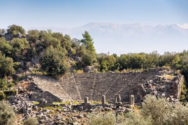 Türkiye 'deki antik Lycian kenti Pinara' nın kalıntılarının altında Yunan tarzı tiyatro.