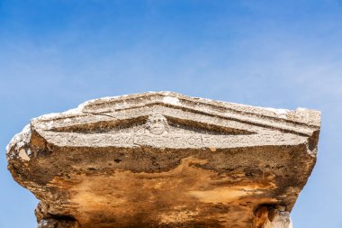 Türkiye 'deki Sidyma arkeolojik sahasında oymalı ve yazılı bir Lycian lahitinin pedikürü.