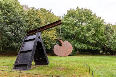 Wakefield, Yorkshire, Uk - 19 Ekim 2019: The Cave, Yorkshire Heykel Parkının kırsal kesimlerinde Mark di Suvero 'nun soyut çelik heykeli..