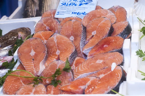 Bifes de salmão no mercado do peixe . — Fotografia de Stock