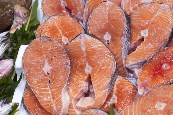 Bifes de salmão no mercado do peixe . — Fotografia de Stock