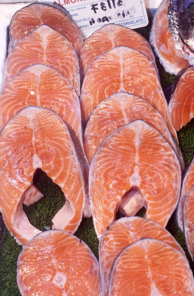 Bifes de salmão no mercado do peixe . — Fotografia de Stock