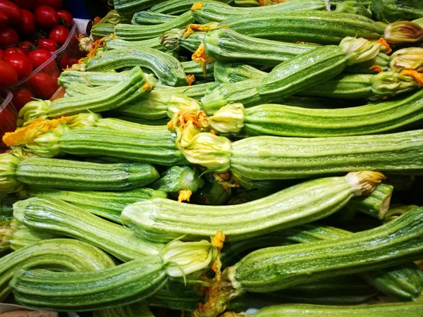 Squash blossoms ile yeşil