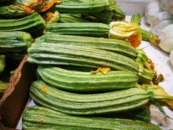 Squash blossoms ile yeşil