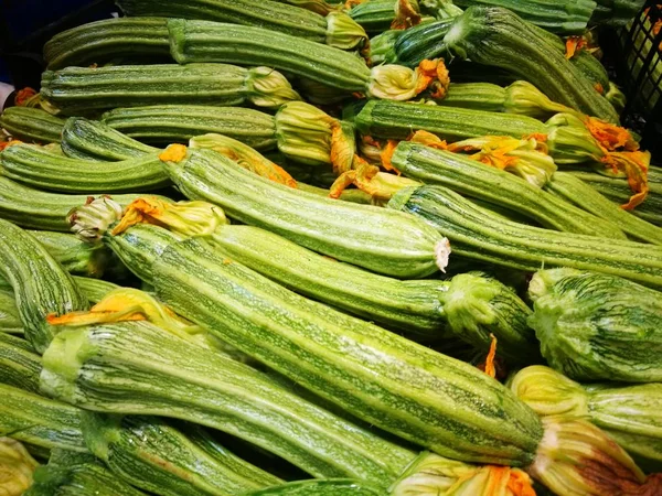 Squash blossoms ile yeşil