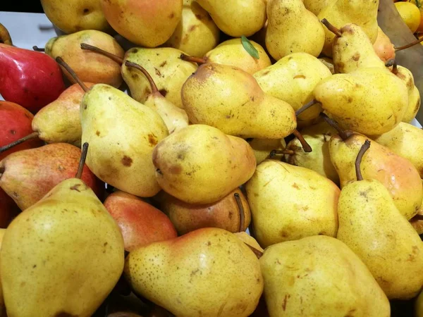 Pear in display at farmers market — Stock Photo, Image