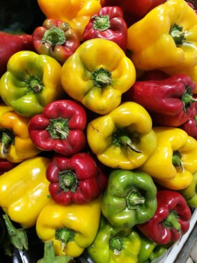 Kırmızı ve yeşil biber çiftçi Market
