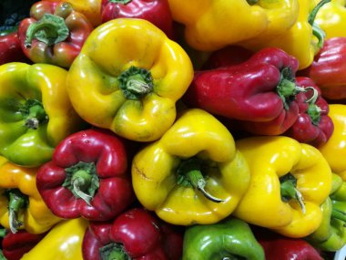 Kırmızı ve yeşil biber çiftçi Market