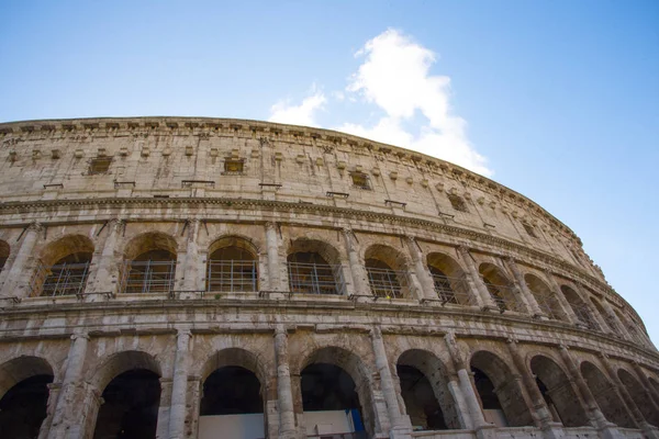 Vislumbre o Coliseu na luz do dia, em Roma — Fotografia de Stock