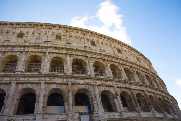 Vislumbre o Coliseu na luz do dia, em Roma — Fotografia de Stock