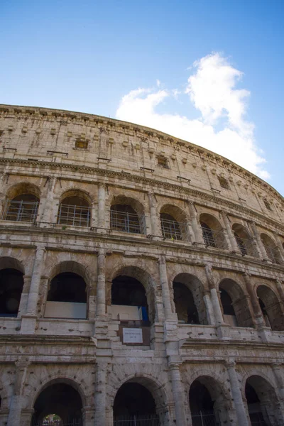 Uno sguardo al Colosseo nella luce del giorno, a Roma — Foto Stock