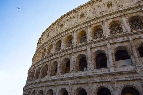 Vislumbre o Coliseu na luz do dia, em Roma — Fotografia de Stock