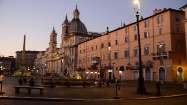 Piazza Navona 'daki Roma şehrinin mimarisi.. 