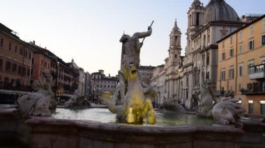 Piazza Navona 'daki Roma şehrinin mimarisi.. 