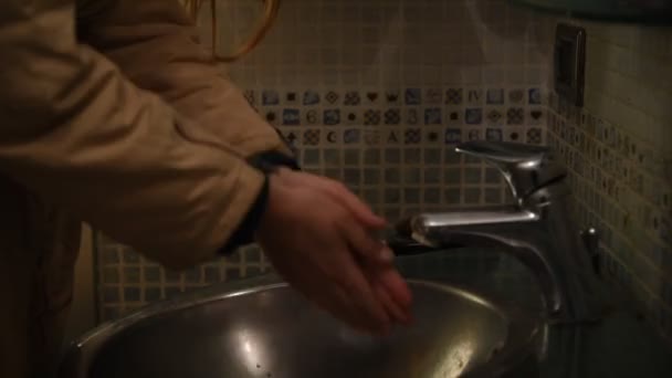 女人在自来水下洗手 — 图库视频影像