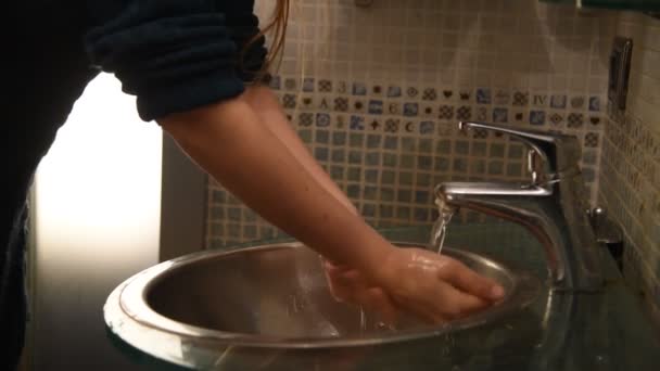 Donna Che Lava Mani Sotto Acqua Corrente — Video Stock