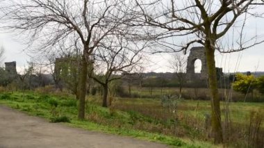 Roma 'da günbatımında su kemerlerinin parkı