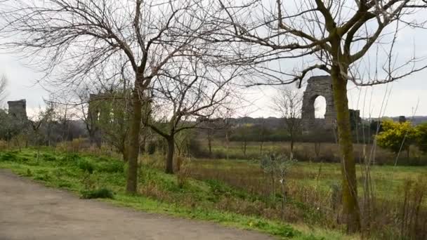 Park Van Aquaducten Bij Zonsondergang Rome — Stockvideo