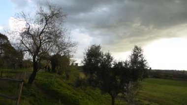 Roma 'da günbatımında su kemerlerinin parkı