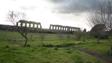 Roma 'da günbatımında su kemerlerinin parkı