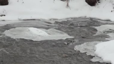 Kışın hızlı Nehri