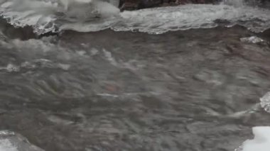 Kışın, su akışı, küçük nehir şelale