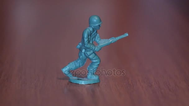 Toy green soldier with a gun on a dark background made of plastic American Military — Stock Video