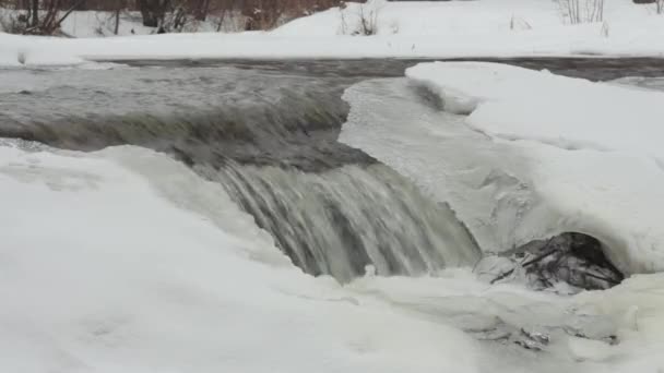 Une petite cascade un jour d'hiver 