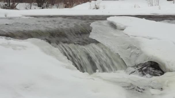 在一个冬日的小瀑布 免版税图库视频片段