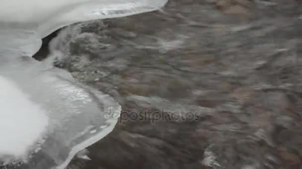 물의 흐름입니다. 눈의 계절입니다. 공중 볼 수 있습니다. 자연 배경 — 비디오