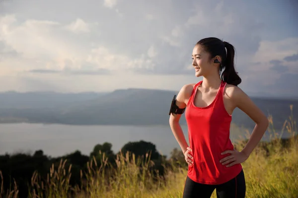 Asiatische Frauen entspannen sich beim Lauftraining. Sie ist ein Klo — Stockfoto