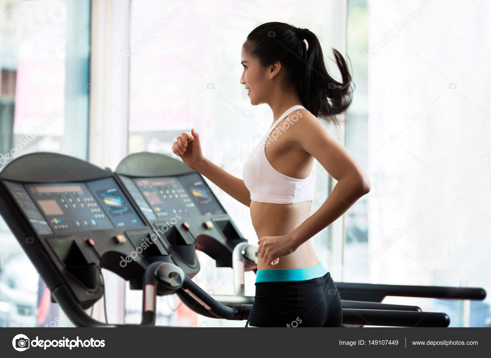 15 минут на беговой дорожке. ходьба на беговой дорожке. поручни для беговой дорожки. беговая тренировка. девушка в фитнес зале беговая дорожка.