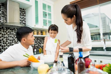 Ebeveynler çocuklarını sebze yemesi için besliyorlar. Ama o sebze yemeyi reddediyor.