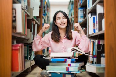 Asyalı kız öğrenci cevap bulmak için memnun oldu 